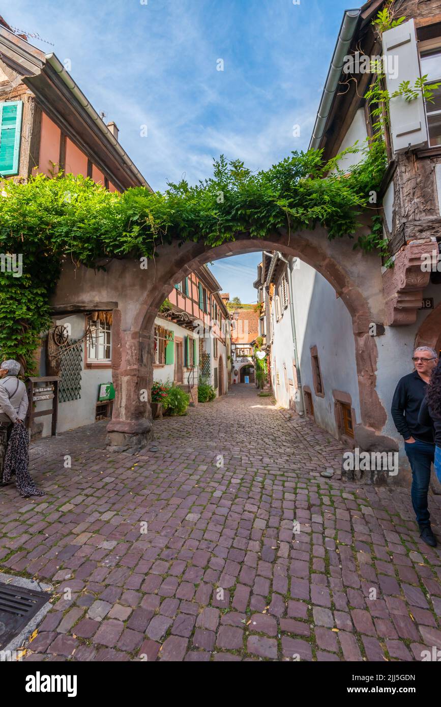 Alte Häuser mit schöner Architektur im Elsass. Stockfoto