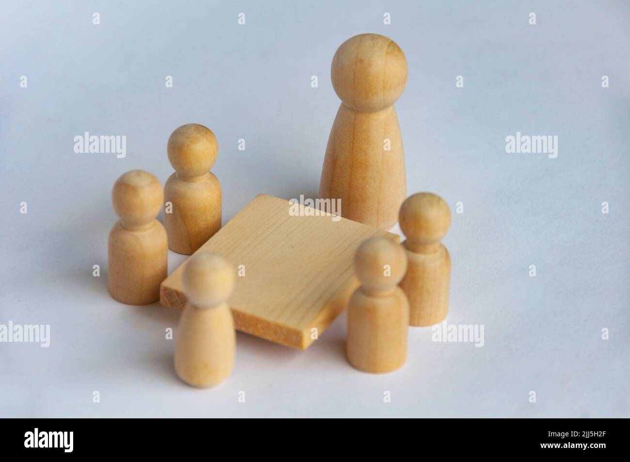 Hölzerne Menschen Figuren mit Geschäftstreffen mit anpassbaren Text oder Ideen. Tagungskonzept Stockfoto