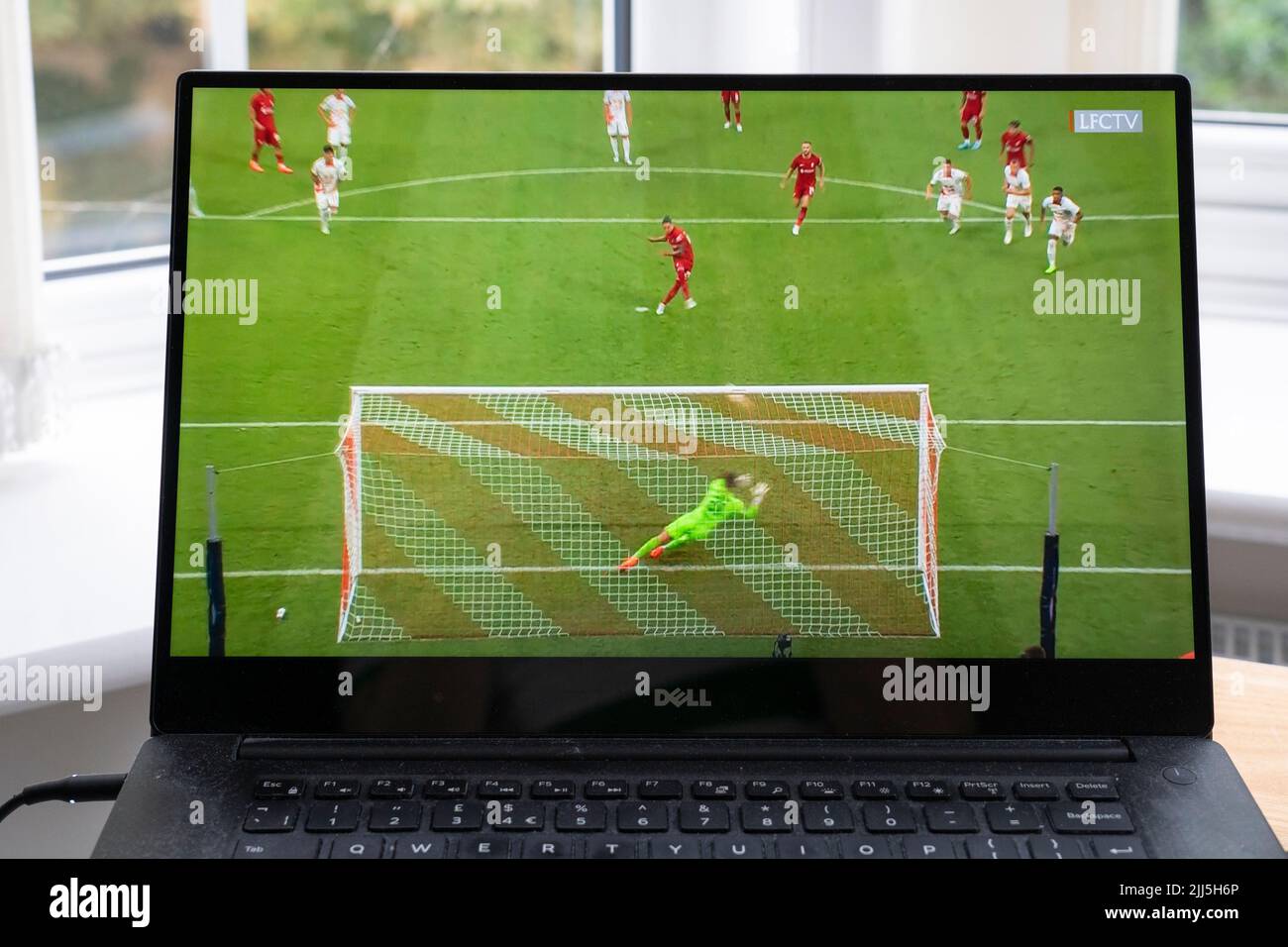 Darwin Nunez erzielt sein erstes LFC-Tor beim FC Liverpool 5-0-Sieg gegen RB Leipzig in der Vorsaison vom 21. 2022. Juli freundlich auf LFCTV auf einem Laptop-Bildschirm Stockfoto