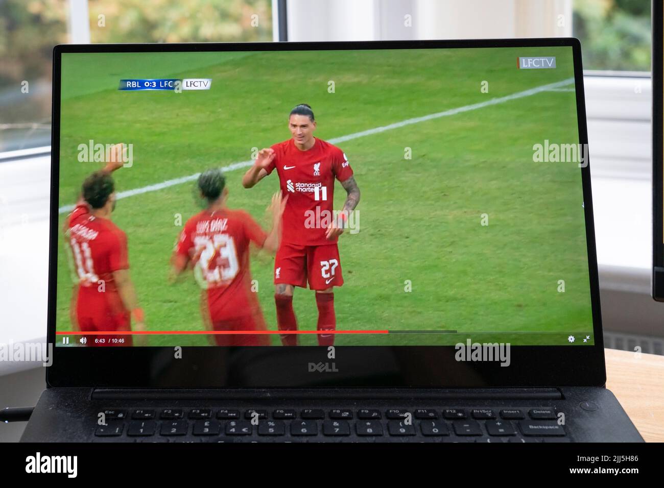 Darwin Nunez feiert seinen 2.-Tore-Sieg des FC Liverpool 5-0 im Vergleich zu RB Leipzig in der Vorsaison vom 21. 2022. Juli auf einem Laptop-Bildschirm Stockfoto