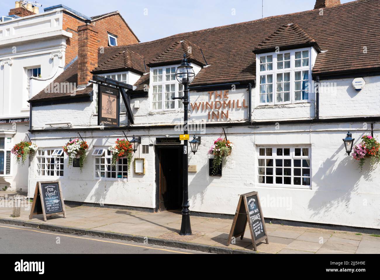 Das in Fachwerkqualität II gelistete Windmill Inn an der Church Street in Stratford-upon-Avon, das von der Greene King Brauerei betrieben wird. Warwickshire, England Stockfoto