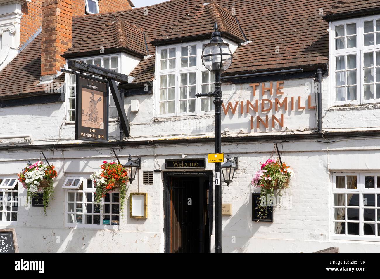 Das in der Church Street in Stratford-upon-Avon gelegene Windmill Inn mit Fachwerk der Kategorie II wird von der Brauerei Greene King betrieben. Warwickshire, England Stockfoto