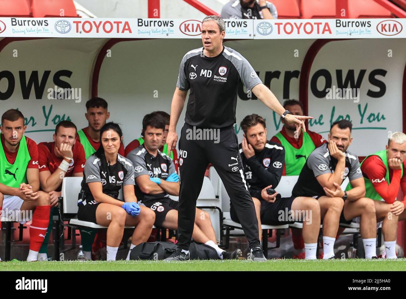 Michael Duff Cheftrainer von Barnsley gibt seinem Team Anweisungen Stockfoto