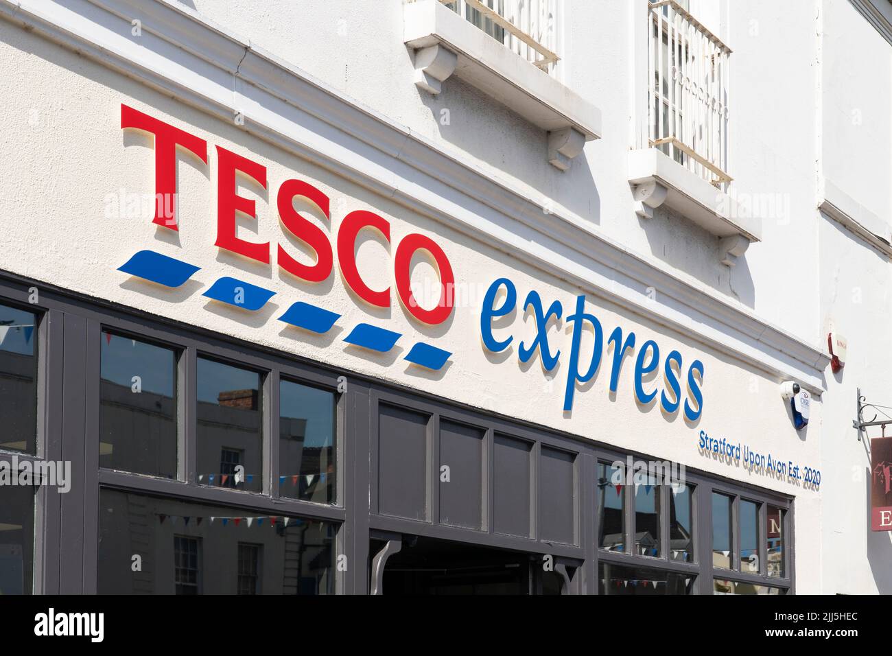 Tesco Express-Logo und -Titel auf einem kleinen Supermarkt in der Bridge Street in Stratford-upon-Avon, England. Konzept - Lebenshaltungskosten Stockfoto