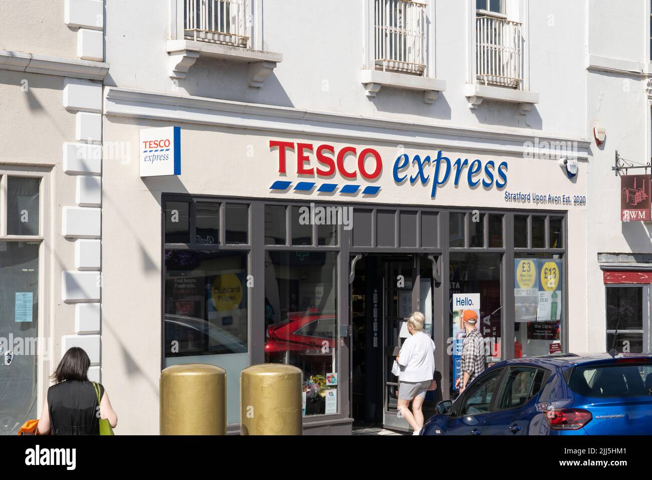 Einkäufer, die einen Tesco Express auf der Bridge Street in Stratford-upon-Avon, England, betreten. Konzept - Lebenshaltungskosten, Lebensmitteleinkauf, steigende Inflation Stockfoto