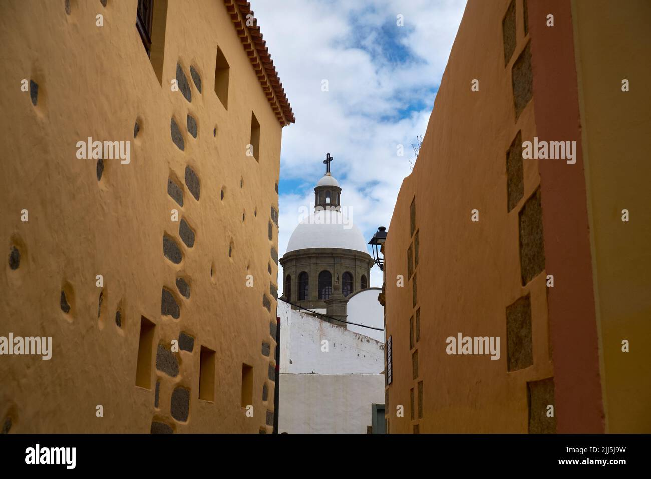 Spanien, Gran Canaria, Aguimes, Kirche von San Sebastian zwischen alten Stadthäusern gesehen Stockfoto