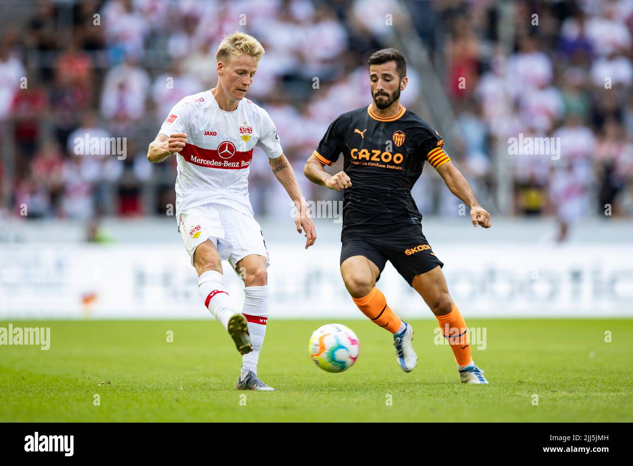 Stuttgart, Deutschland. 23.. Juli 2022. Fußball: Testspiele, VfB Stuttgart - FC Valencia in der Mercedes-Benz Arena. Der Stuttgarter Josha Vagnoman (l) im Kampf gegen den Valencianischen Jose Gaya (r). Kredit: Tom Weller/dpa - WICHTIGER HINWEIS: Gemäß den Anforderungen der DFL Deutsche Fußball Liga und des DFB Deutscher Fußball-Bund ist es untersagt, im Stadion und/oder vom Spiel aufgenommene Fotos in Form von Sequenzbildern und/oder videoähnlichen Fotoserien zu verwenden oder zu verwenden./dpa/Alamy Live News Stockfoto