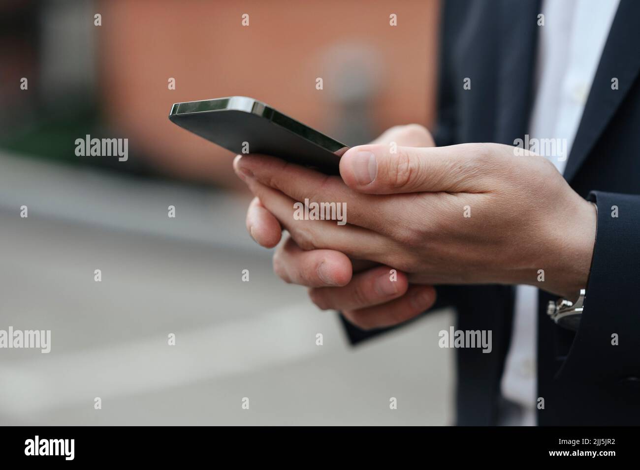 Hände eines Geschäftsmannes mit Smartphone Stockfoto