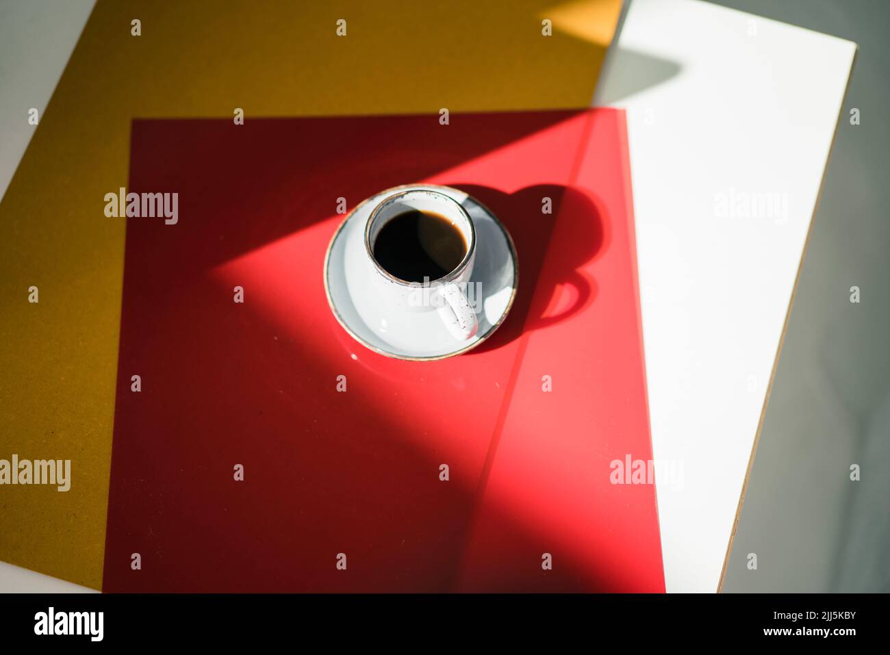Tasse Kaffee auf dem Schreibtisch am Arbeitsplatz Stockfoto