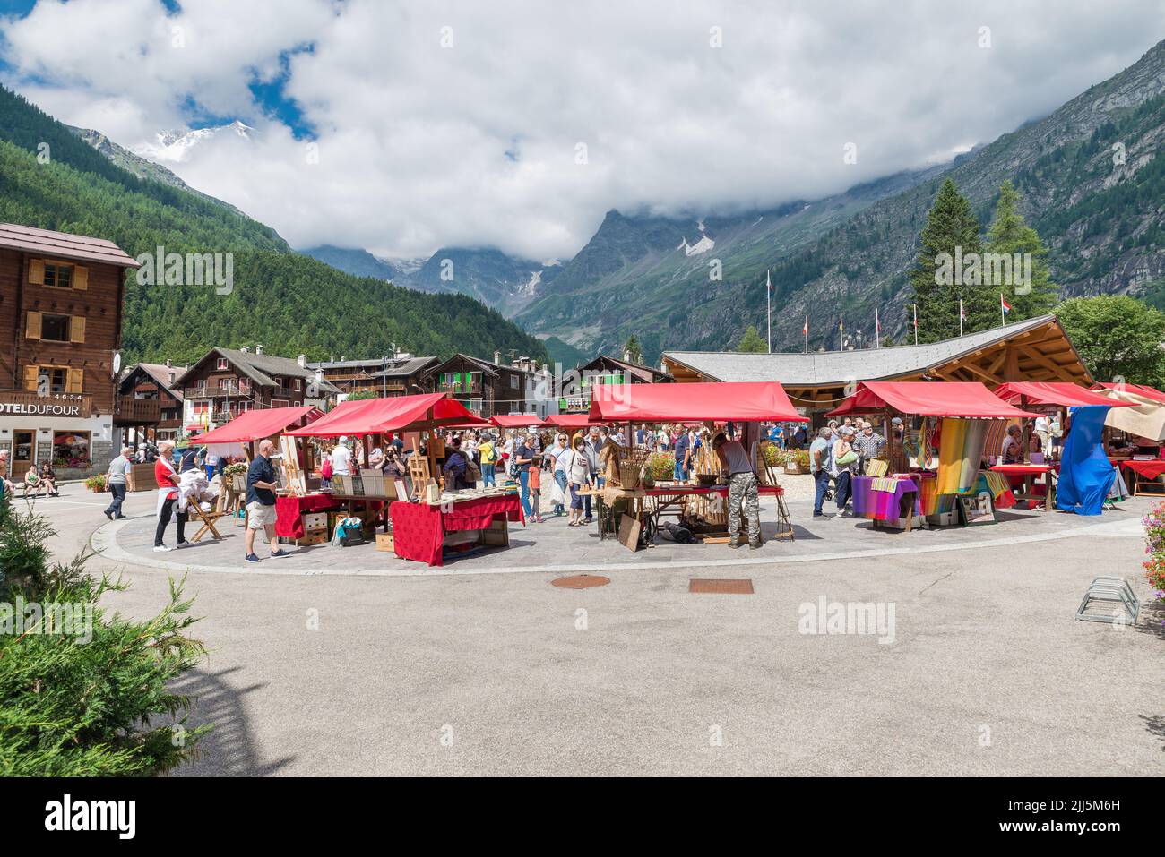 Bergkultur und -Tradition. San Bernardo Messe, ein wichtiges Sommerfest mit Ständen und alpinen Handwerksprodukten Stockfoto