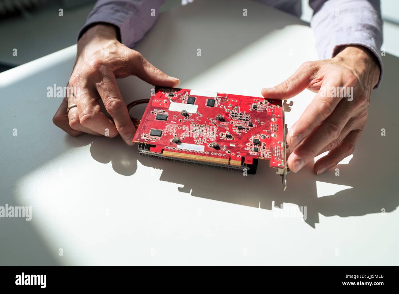 Geschäftsmann mit Heizmodul am Schreibtisch im Büro Stockfoto