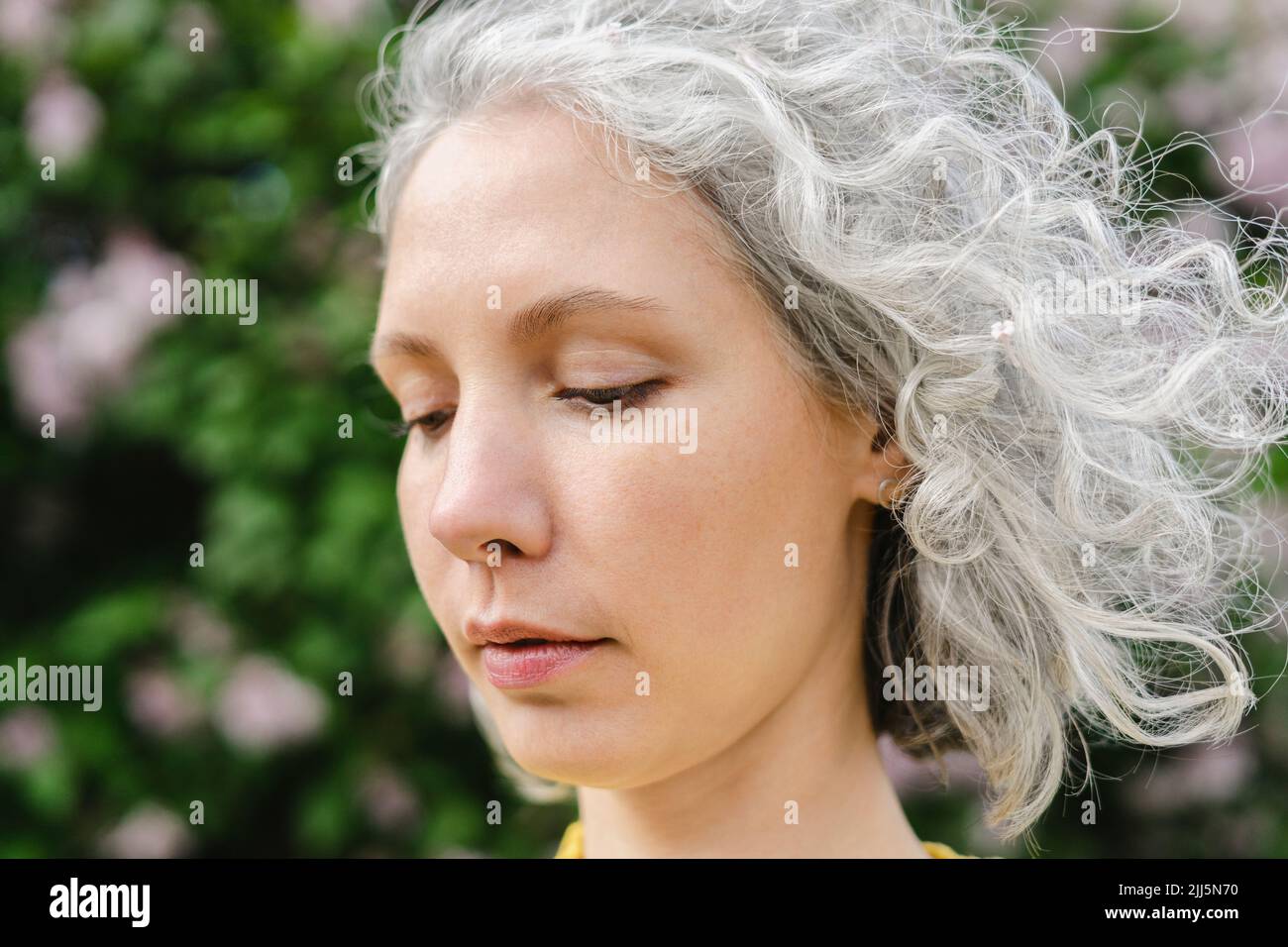 Schöne Frau mit grauen Haaren im Park Stockfoto