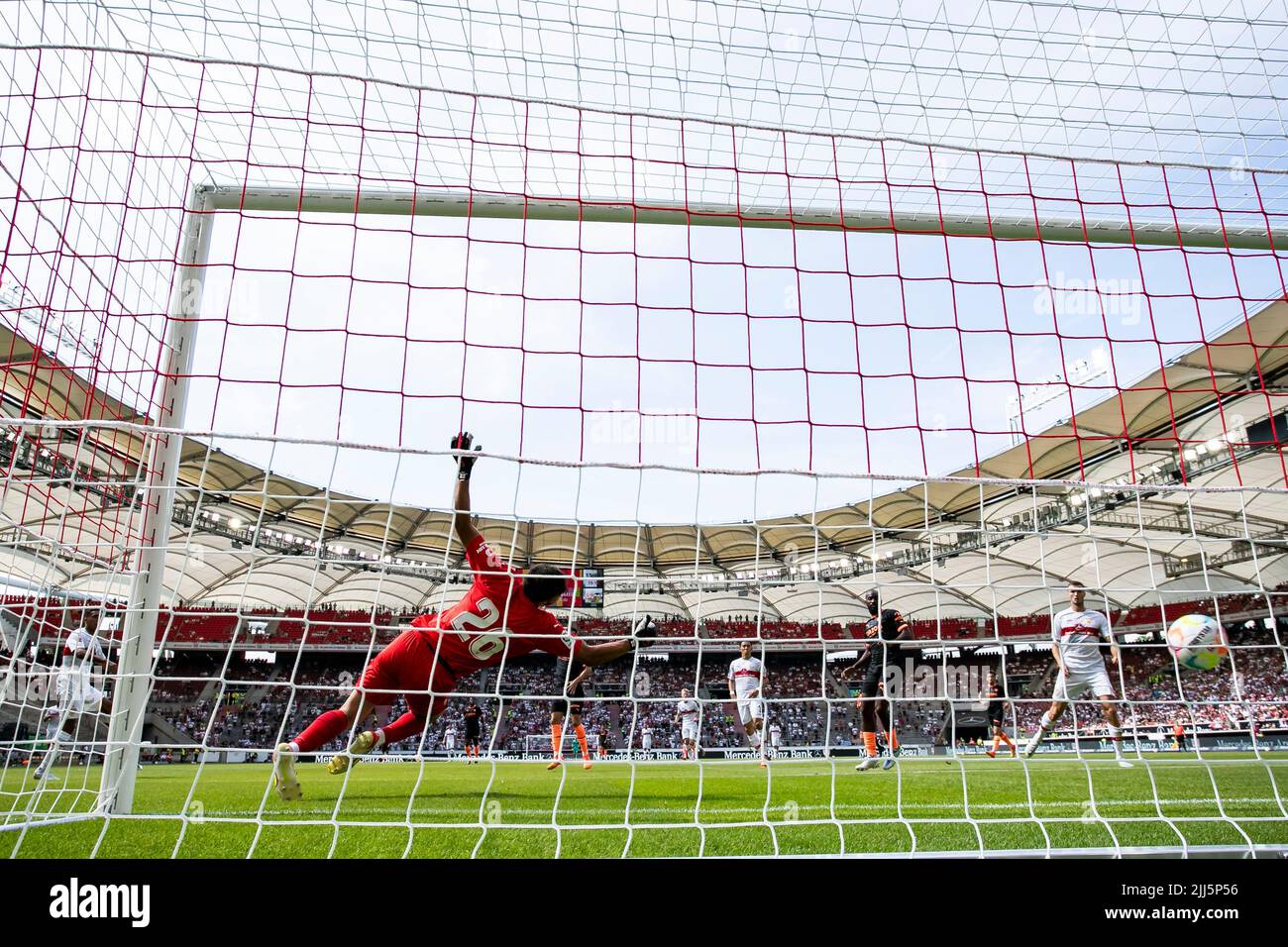 Stuttgart, Deutschland. 23.. Juli 2022. Fußball: Testspiele, VfB Stuttgart - FC Valencia in der Mercedes-Benz Arena. Der Stuttgarter Tiago Tomas (l) erzielt das Tor für 1:0 gegen Valencias Torhüter Giorgi Magardaschwili (M). Kredit: Tom Weller/dpa - WICHTIGER HINWEIS: Gemäß den Anforderungen der DFL Deutsche Fußball Liga und des DFB Deutscher Fußball-Bund ist es untersagt, im Stadion und/oder vom Spiel aufgenommene Fotos in Form von Sequenzbildern und/oder videoähnlichen Fotoserien zu verwenden oder zu verwenden./dpa/Alamy Live News Stockfoto