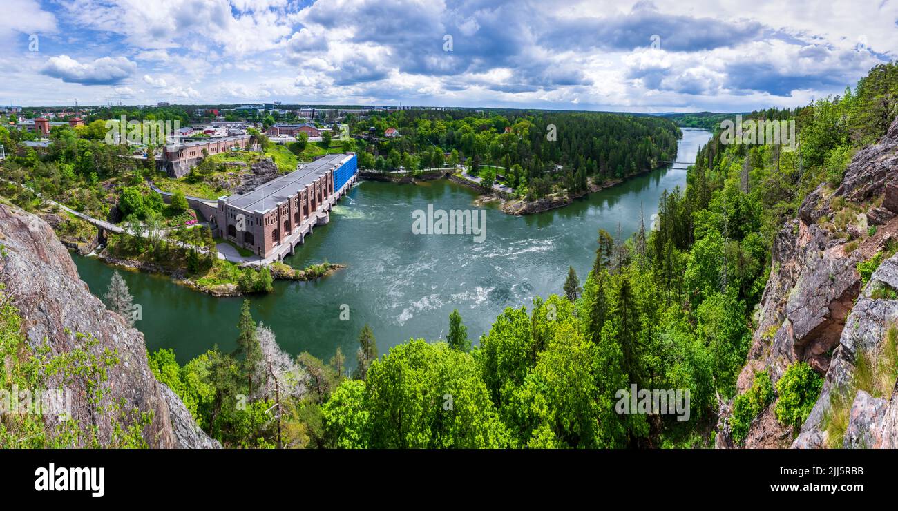 Schweden, Vastra Gotaland County, Trollhattan, Panoramablick auf den Fluss Gota Alv und das Kraftwerk Olidan Stockfoto