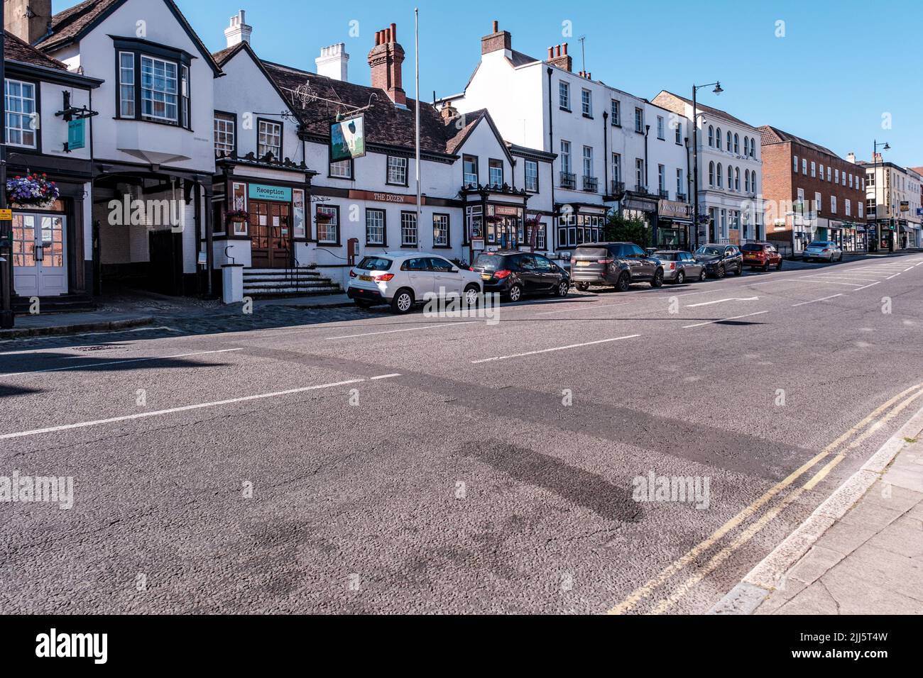 Dorking Surrey Hills Großbritannien, Juli 10 2022, Reihe oder Reihe traditioneller High Street-Geschäfte Stockfoto