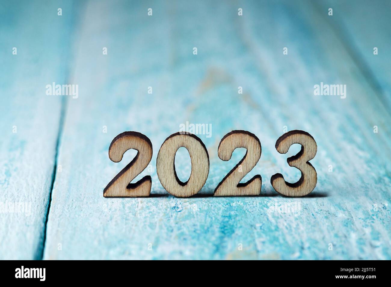 Das Jahr 2023 in großer Zahl auf blauem Hintergrund. Zahlen für den Kalender. Elemente für die 