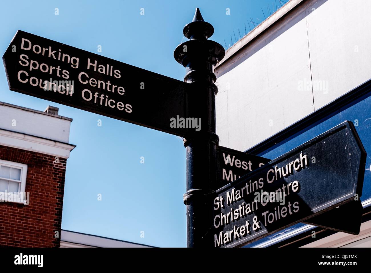 Dorking Surrey Hills Großbritannien, Juli 10 2022, Stadtzentrum Fußgängerwegschild Stockfoto