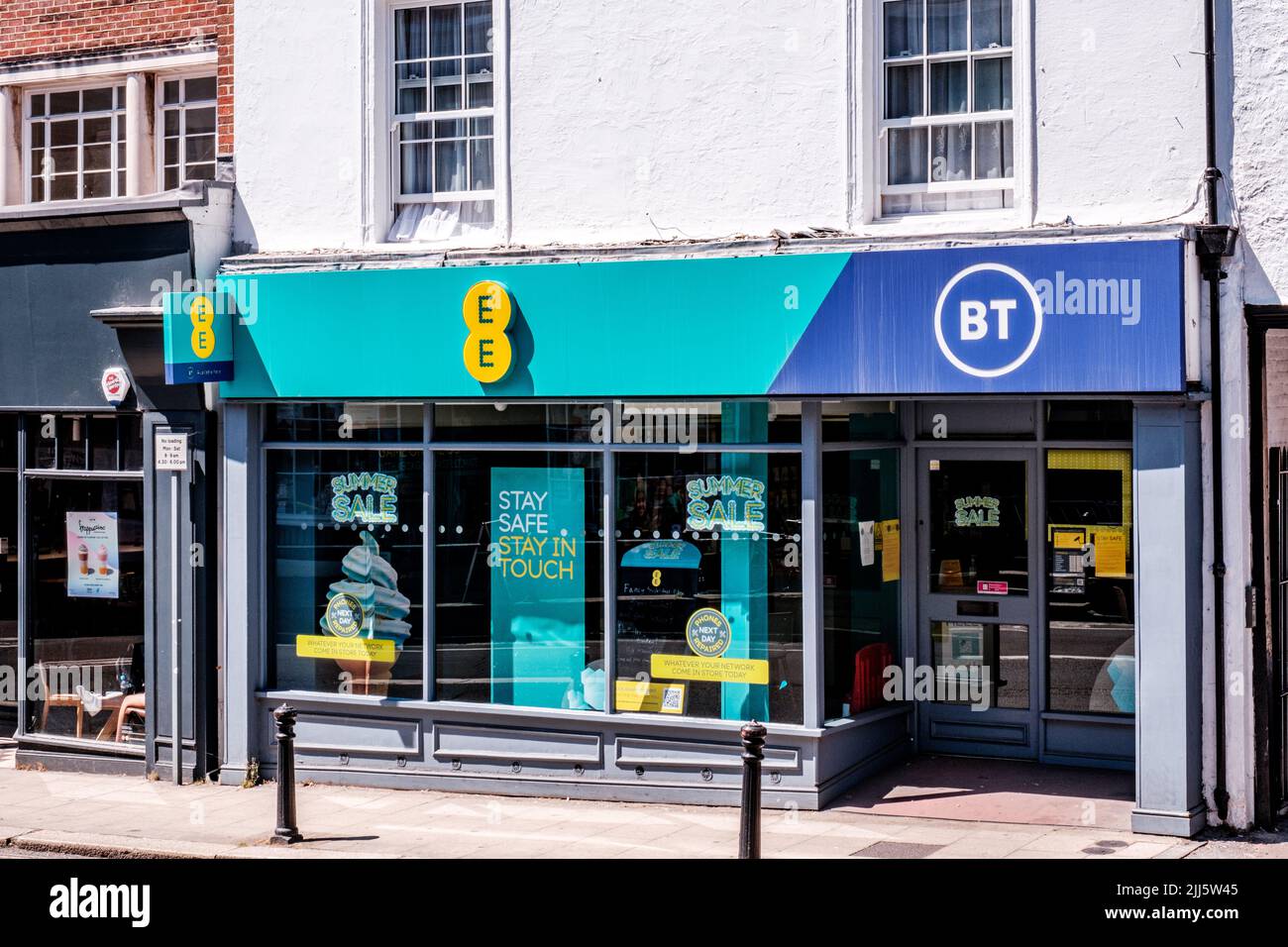 Dorking Surrey Hills UK, Juli 14 2022, EE und BT High Street Retail Mobile Phone Shop With No People Stockfoto