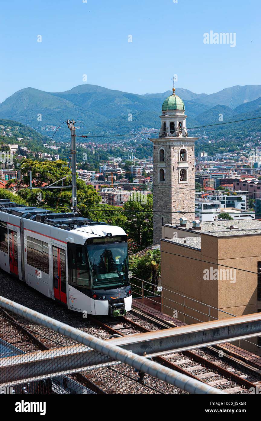 Lugano, Schweiz - 4. Juni 2022: Lugano ist eine Stadt in der Südschweiz im italienischsprachigen Kanton Tessin in der Nähe des Gletschersees Luga Stockfoto