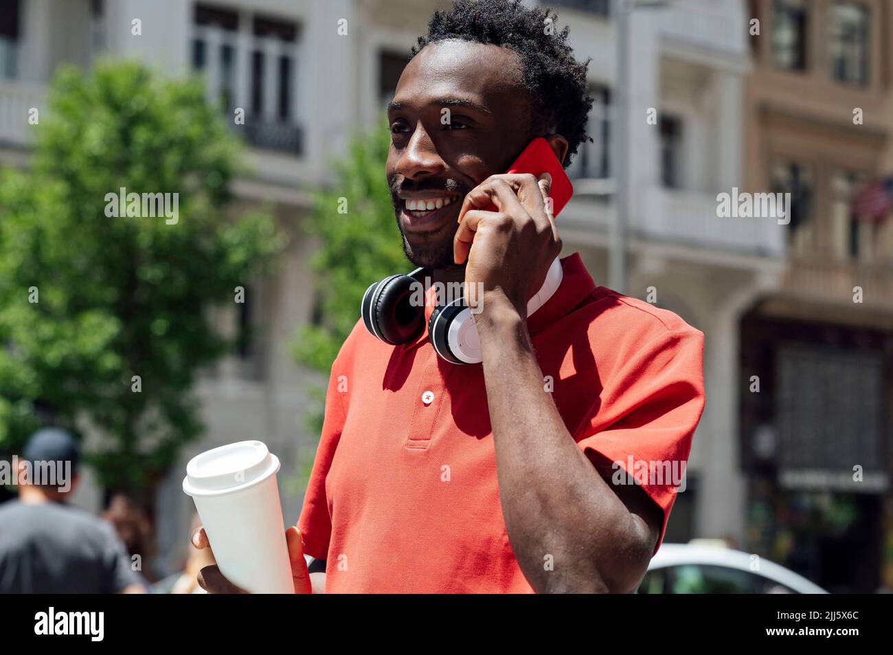 Mann mit Kaffeetasse, der am Telefon sprach Stockfoto