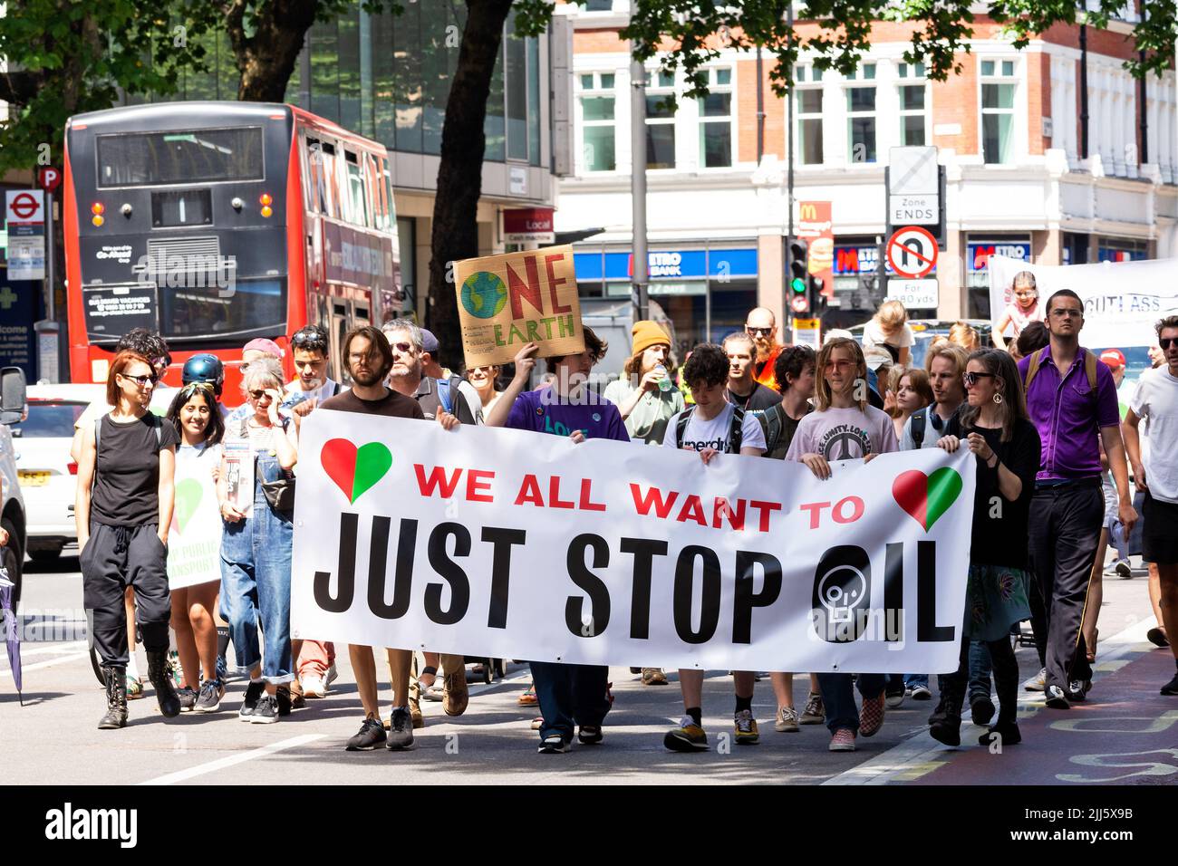 London, Großbritannien. 23.. Juli 2022. Wir alle wollen die Ölkoalition stoppen: Nationaler Marsch & Setz dich. Einer von vielen Märschen, die nach Westminster konvergierten. Marschers halten Wir alle wollen einfach das Ölbanner stoppen. Kredit: Stephen Bell/Alamy Live Nachrichten Stockfoto