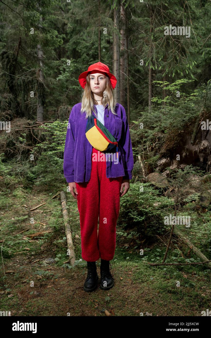 Frau mit Eimerhut im Wald stehend Stockfoto