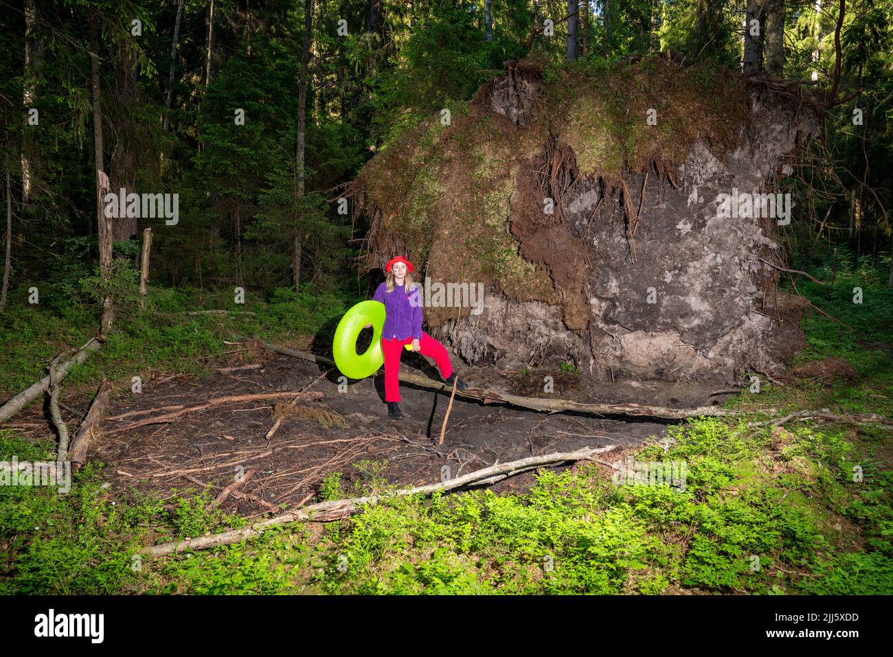 Frau mit aufblasbarem Ring im Wald Stockfoto