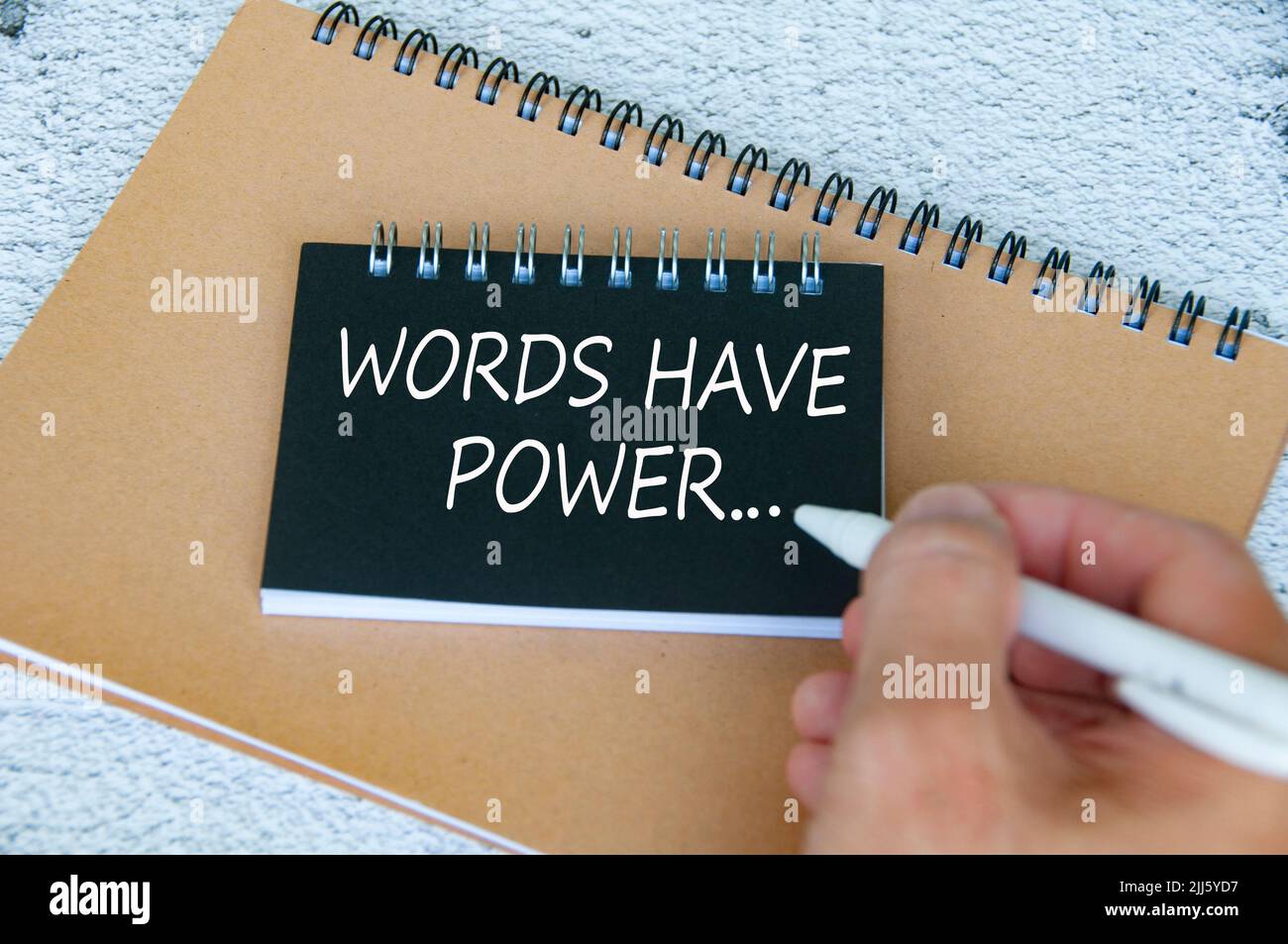 Wörter haben einen Power-Text auf einem schwarzen Notizblock. Motivierendes und inspirierendes Konzept. Stockfoto