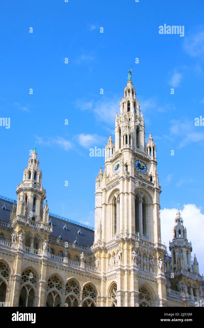 Von unten aus Blick auf eine beeindruckende Kathedrale im gotischen Stil, mit ornamentalen Details und halbrunden Bögen. Blick an einem sonnigen Tag Stockfoto