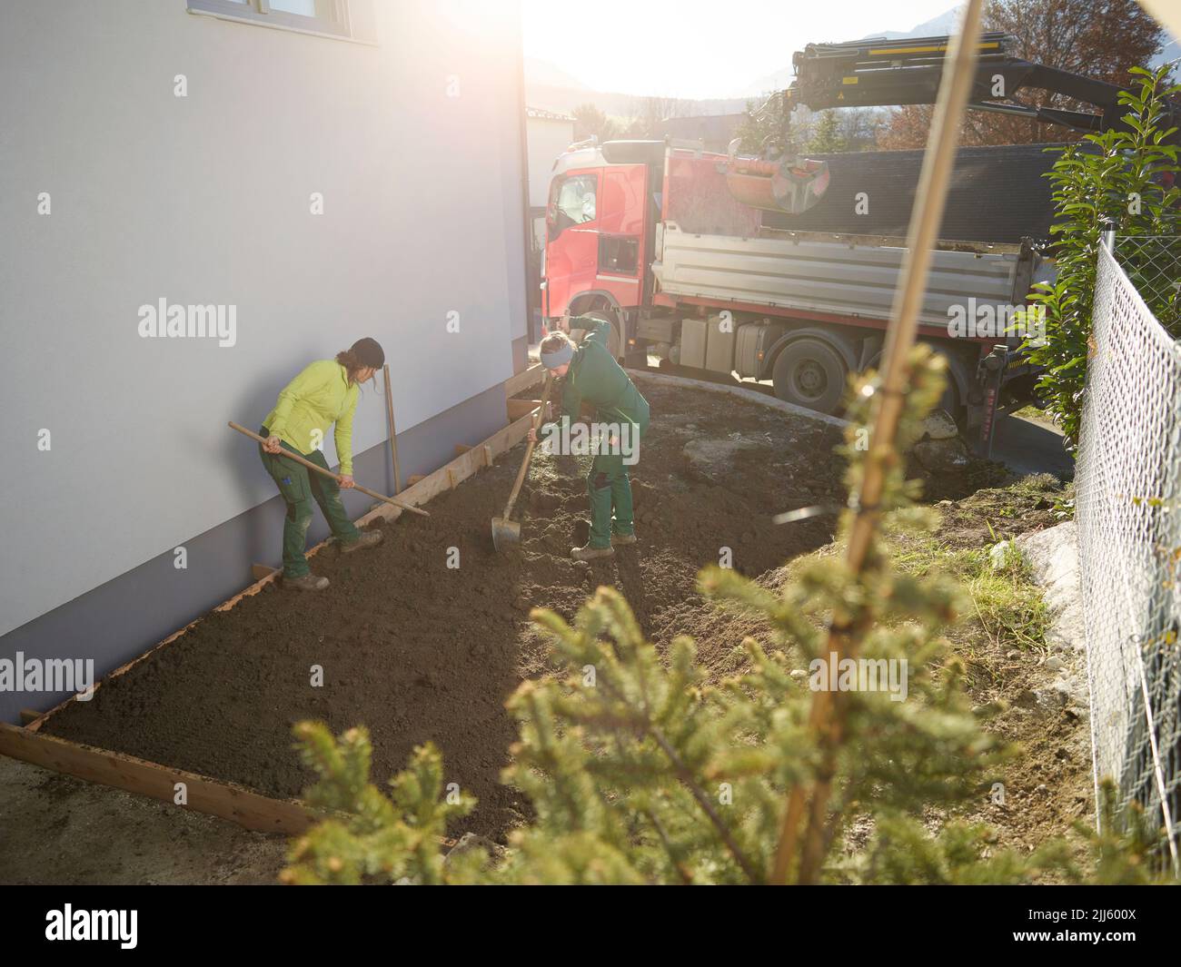 Junge Gärtner mit Schaufeln, die im Garten Boden graben Stockfoto
