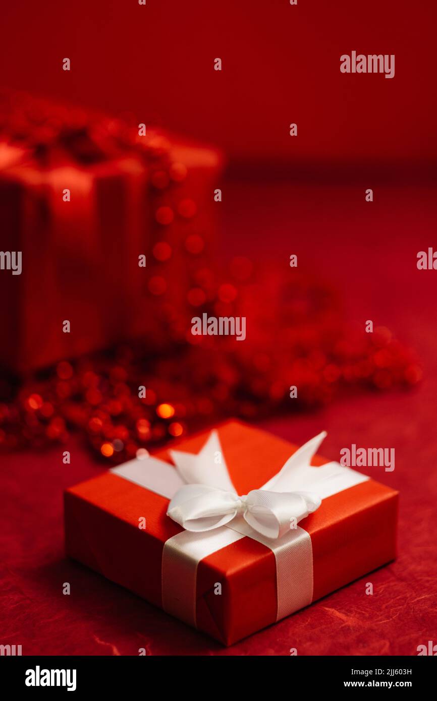 Romantische Frauen Geschenkbox auf rotem Hintergrund Stockfoto