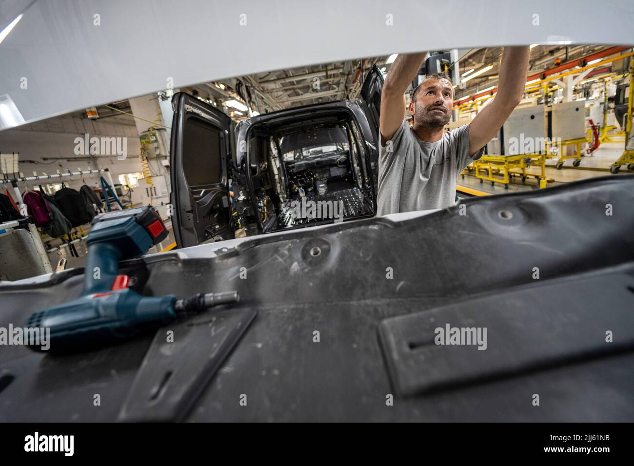 Arbeiter an der Montagelinie der Automobilfabrik Stockfoto