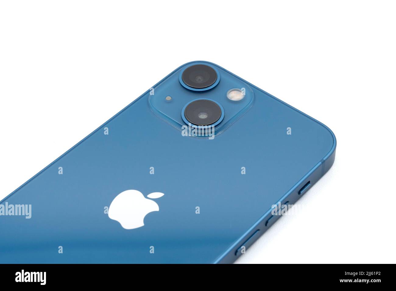 Blue Apple iPhone 13 Mini Ausschnitt isoliert auf weißem Hintergrund Stockfoto