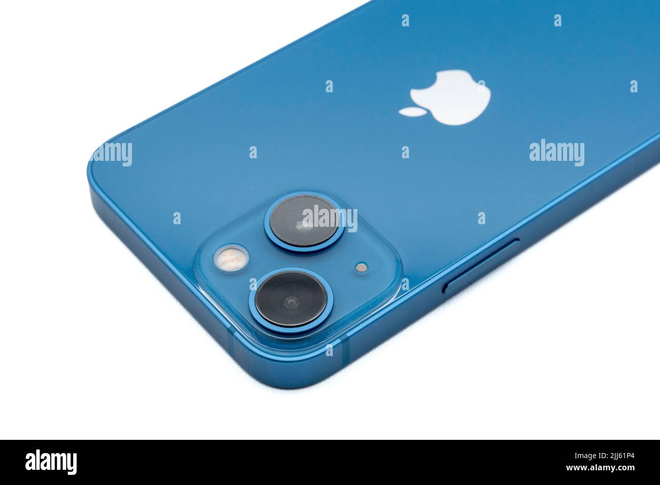 Blue Apple iPhone 13 Mini Ausschnitt isoliert auf weißem Hintergrund Stockfoto