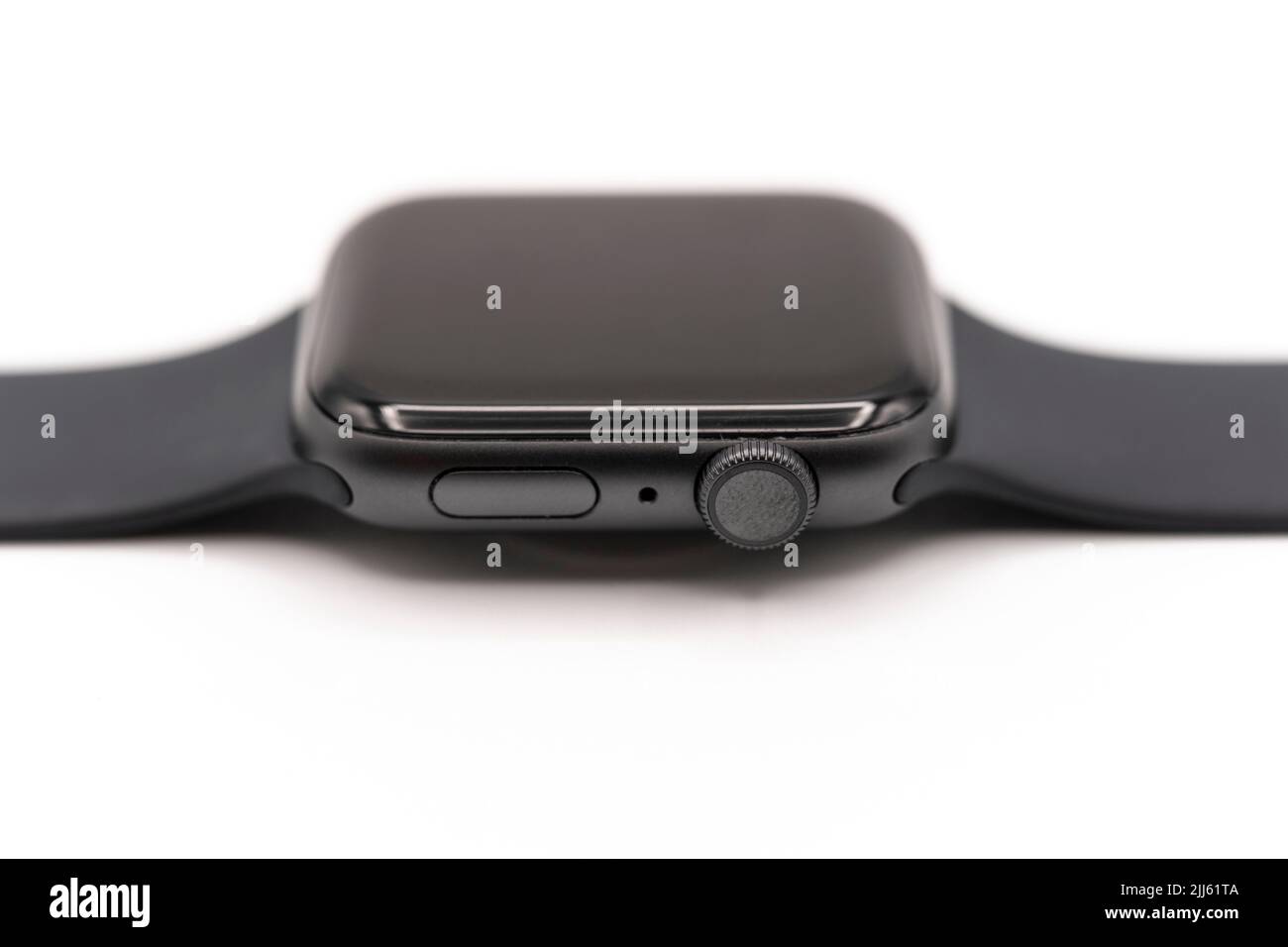 Detail der digitalen Krone auf der Seite der Apple Watch Smartwatch isoliert auf weißem Hintergrund ausgeschnitten Stockfoto