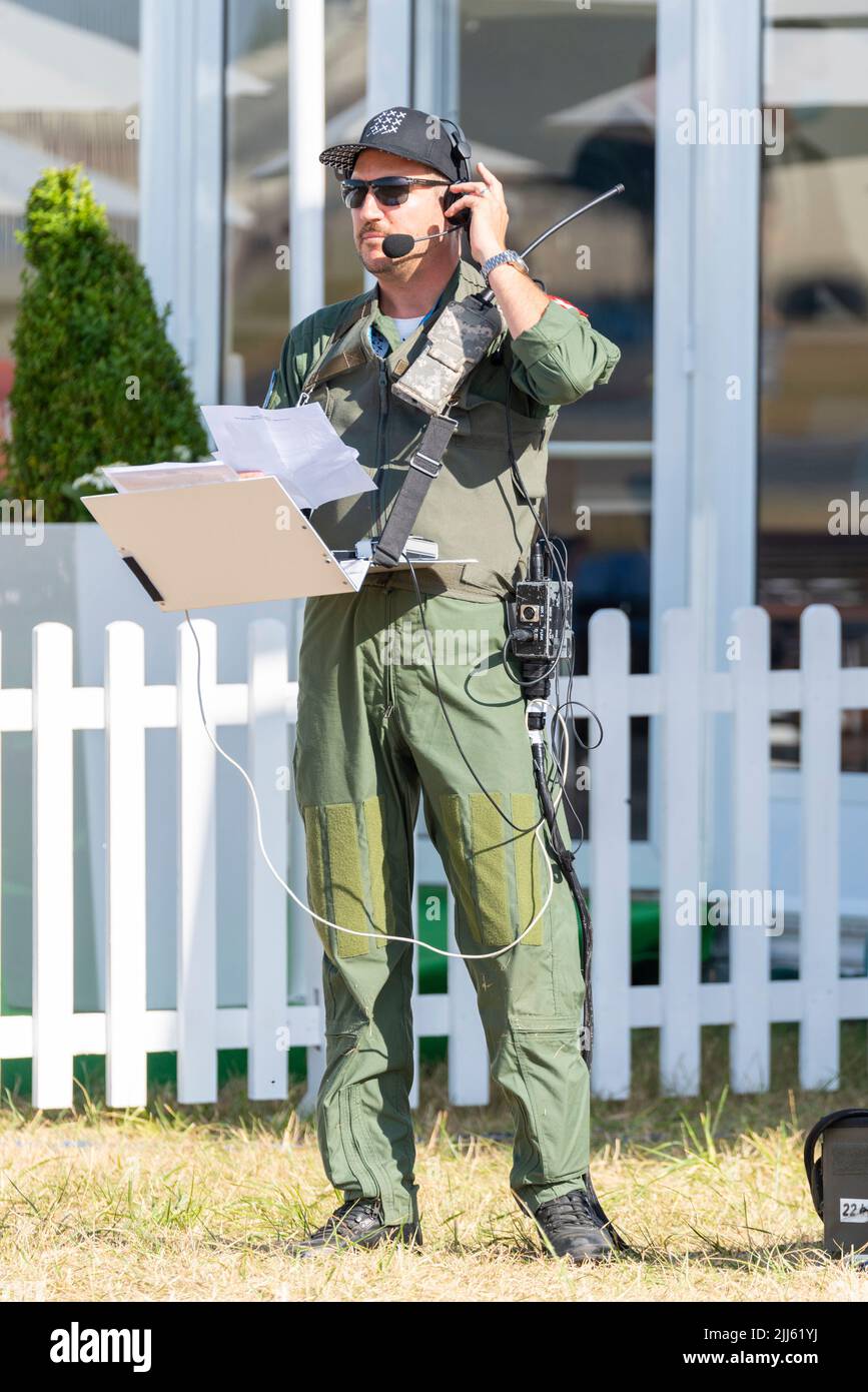 Kommentator der Schweizer Luftwaffe beim Royal International Air Tattoo, RIAT Airshow, RAF Fairford, Gloucestershire, Großbritannien. Kommunikationsgeräte Stockfoto