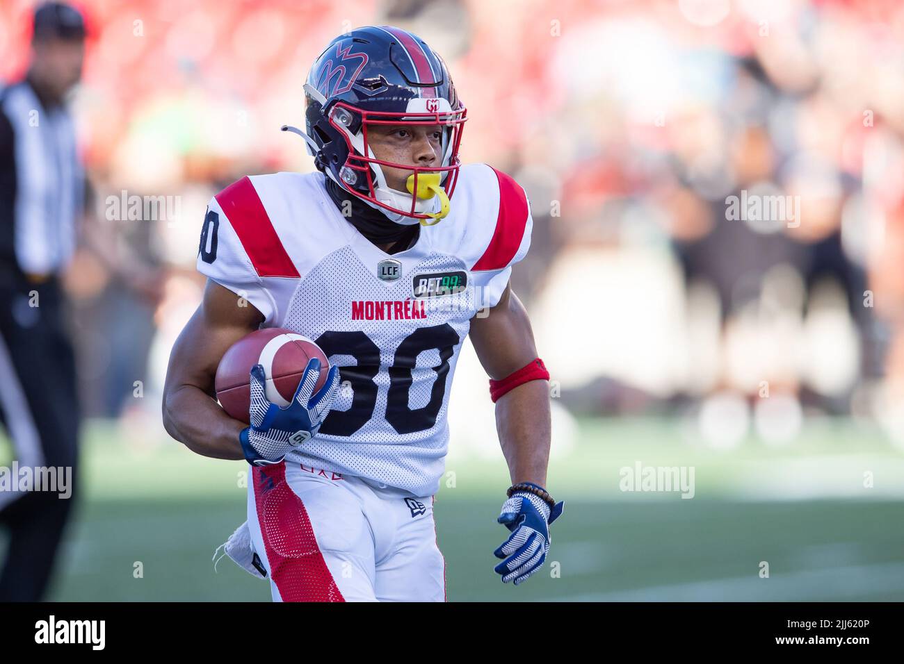 Ottawa, Kanada. 21.. Juli 2022. Montreal Alouettes Justin Stockton (30) gibt während des CFL-Spiels zwischen Montreal Alouettes und Ottawa Redblacks im TD Place Stadium in Ottawa, Kanada, einen Kick zurück. Daniel Lea/CSM/Alamy Live News Stockfoto