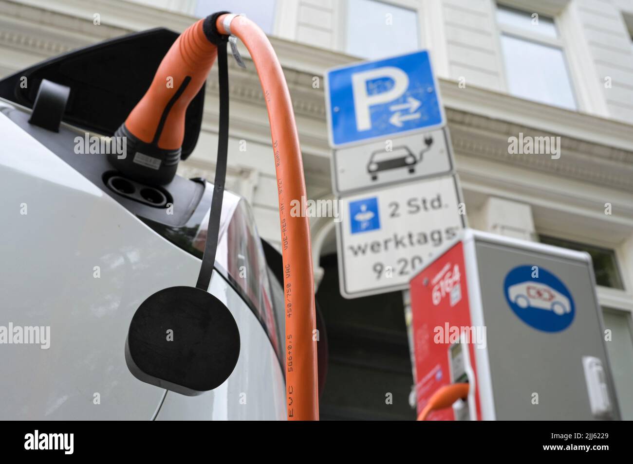 DEUTSCHLAND, Hamburg, öffentliche Ladestation für E-Autos / DEUTSCHLAND, Hamburg, öffentliche Ladestation von Stromnetz Hamburg für Elektroautos Stockfoto