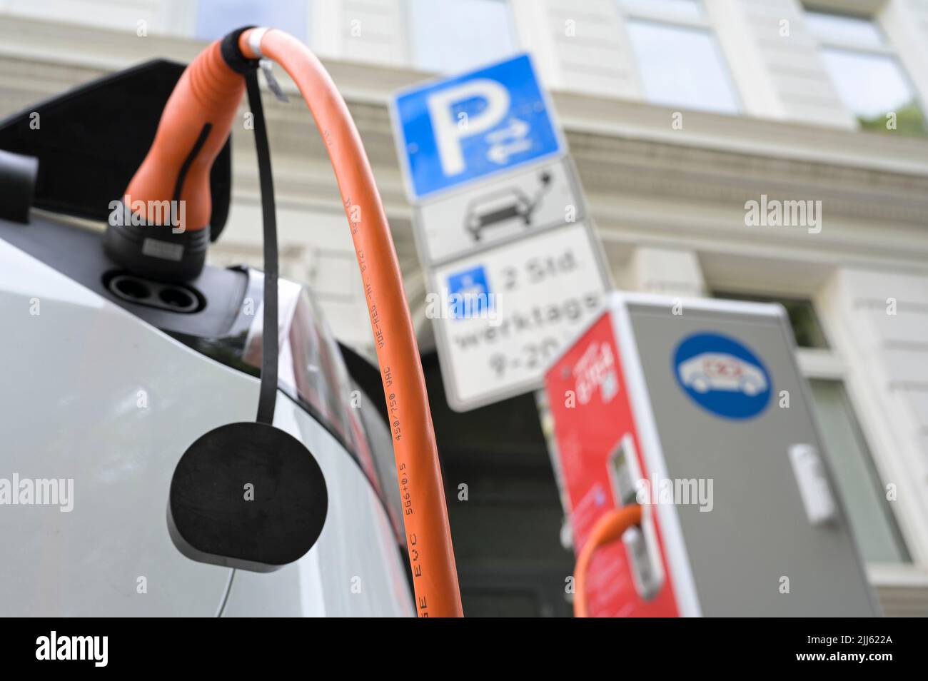 DEUTSCHLAND, Hamburg, öffentliche Ladestation für E-Autos / DEUTSCHLAND, Hamburg, öffentliche Ladestation von Stromnetz Hamburg für Elektroautos Stockfoto