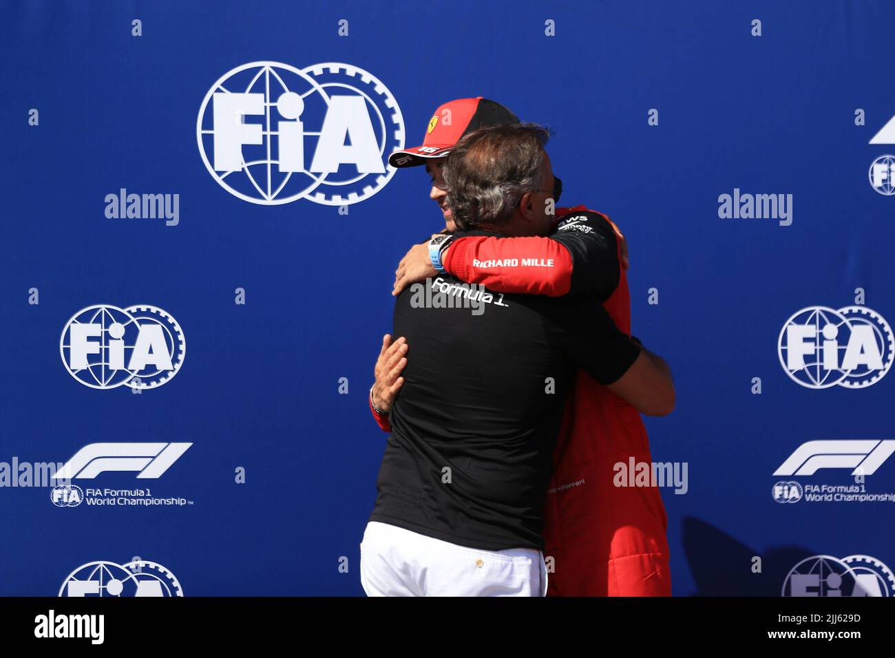 23.. Juli 2022; Circuit Paul Ricard, Le Castellet, Marseille, Frankreich: Grand Prix von Frankreich F1, Qualifikationssitzungen: Pole-Sieger Scuderia Ferrari, Charles Leclerc umarmt Jean Alesi Stockfoto