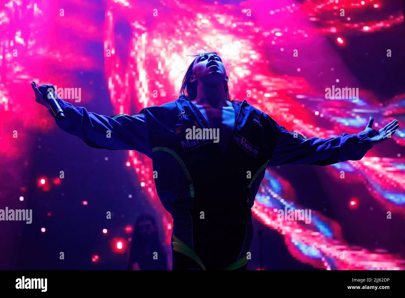 BARCELONA - JUN 18: Tommy Cash (Band) spielt auf der Bühne des Sonar Festivals am 18. Juni 2022 in Barcelona, Spanien. Stockfoto