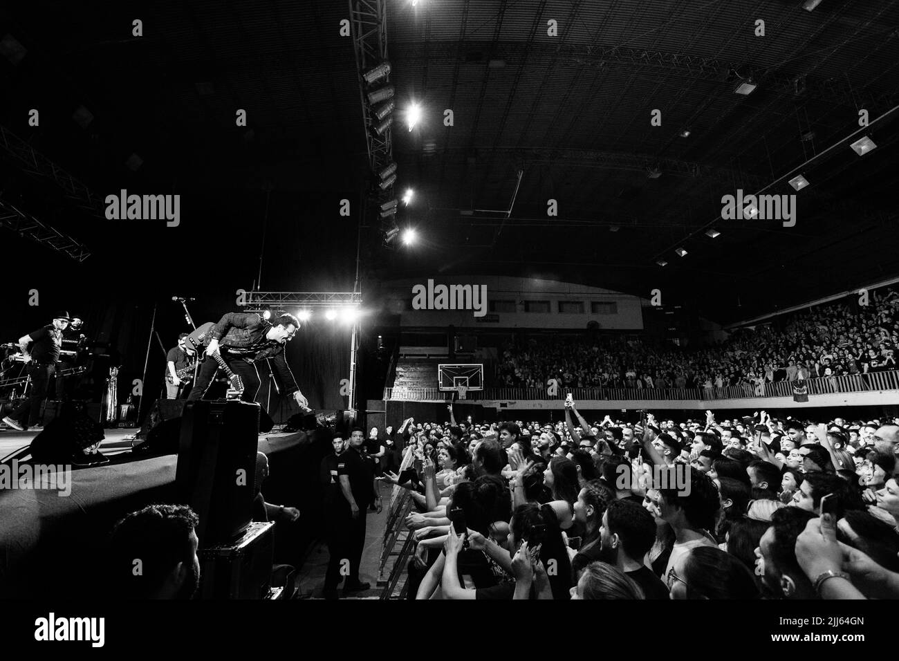 'No te va a gustar', uruguayische Rockband tritt für ihr Publikum auf. Stockfoto