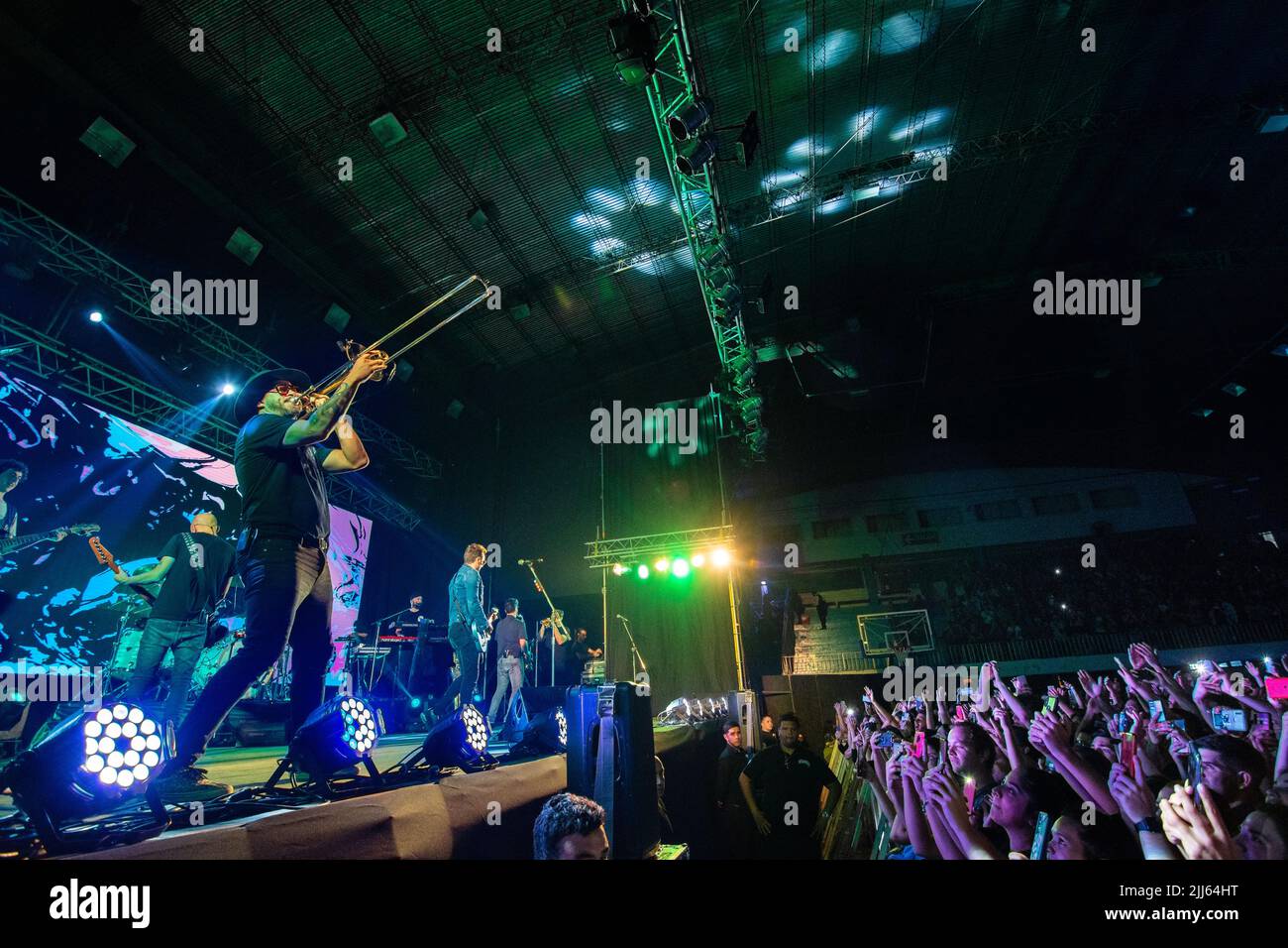 'No te va a gustar', uruguayische Rockband tritt für ihr Publikum auf. Stockfoto