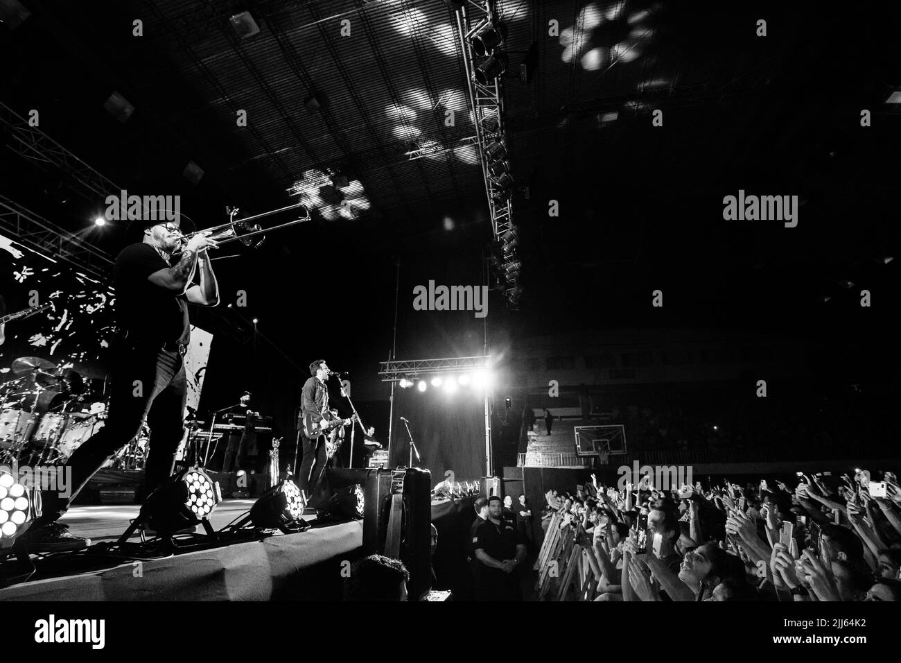 'No te va a gustar', uruguayische Rockband tritt für ihr Publikum auf. Stockfoto