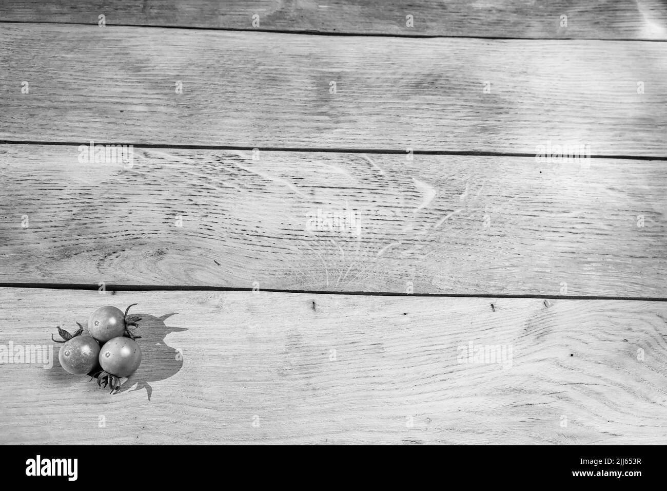Kirschtomate auf Holztisch Stockfoto