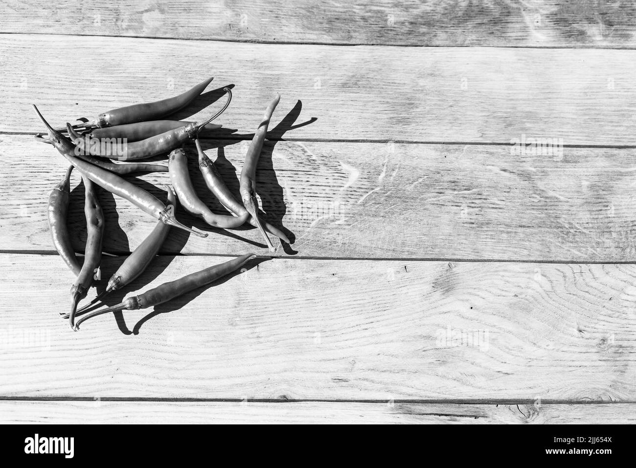 Rote Paprika auf Holztisch Stockfoto