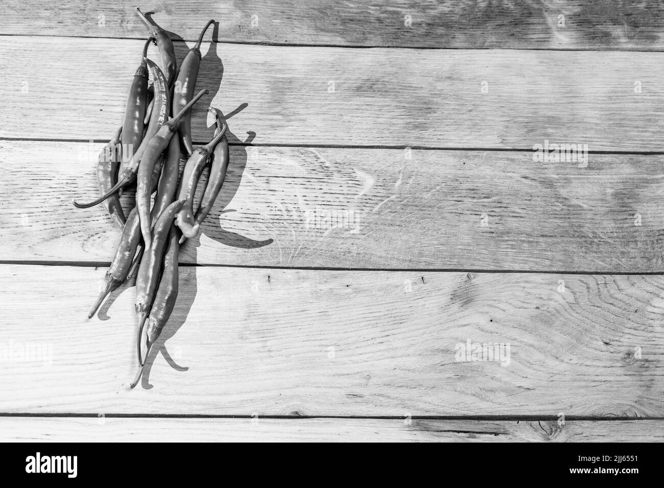 Red chili peppers auf einem Holzbrett. Stockfoto