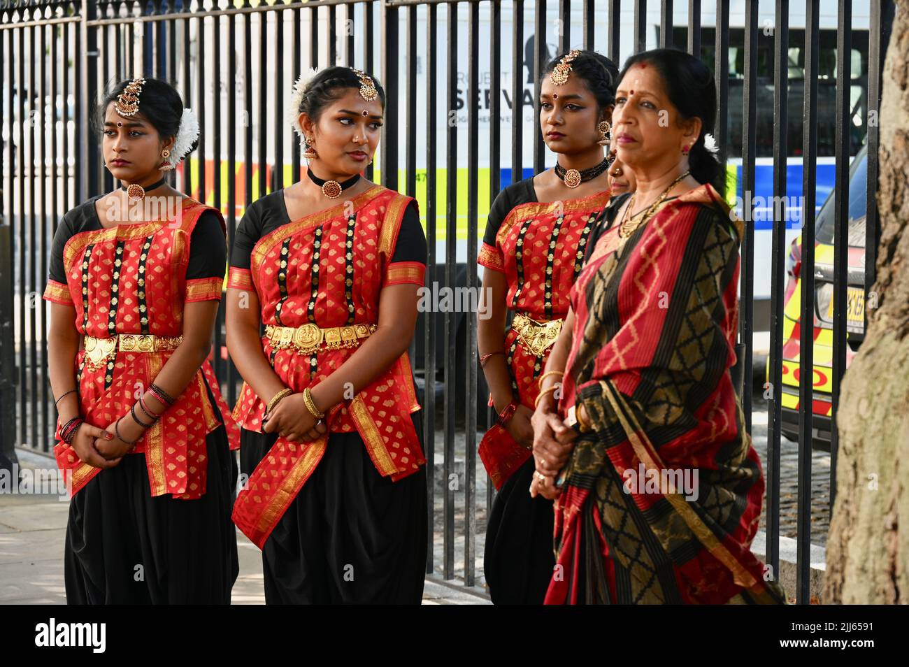 London, Großbritannien. Tamilische Tänzer traten bei einer Kundgebung gegenüber der Downing Street in Whitehall auf und forderten die Ausweisung Sri Lankas aus dem Commonwealth für den Völkermord an der tamilischen Bevölkerung. Stockfoto