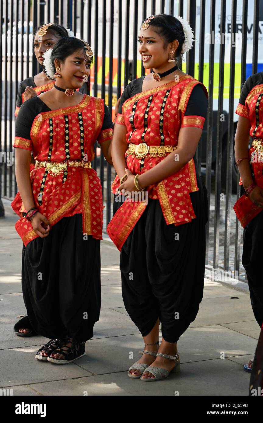 London, Großbritannien. Tamilische Tänzer traten bei einer Kundgebung gegenüber der Downing Street in Whitehall auf und forderten die Ausweisung Sri Lankas aus dem Commonwealth für den Völkermord an der tamilischen Bevölkerung. Stockfoto