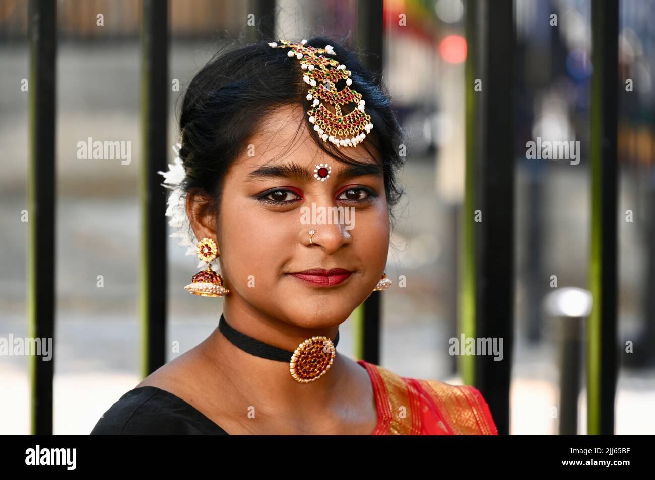 London, Großbritannien. Tamilische Tänzer traten bei einer Kundgebung gegenüber der Downing Street in Whitehall auf und forderten die Ausweisung Sri Lankas aus dem Commonwealth für den Völkermord an der tamilischen Bevölkerung. Stockfoto